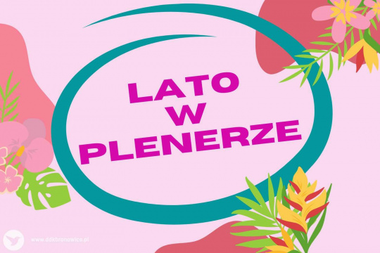 Grafika promująca plenerowe warsztaty i animacje. Na różowym tle napis: LATO W PLENERZE. Dookoła kolorowe kwiaty i liście.