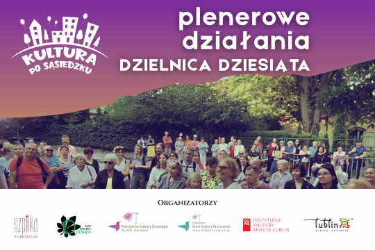 Grafika promująca wydarzenie dzielnicowego domu kultury “Bronowice”. Grafikę stanowi zdjęcie ludzi w parku. Widać dużą grupę, drzewa, krzewy i chodnik. Górna część grafiki to tło fioletowo-pomarańczowe, na nim biały napis: “PLENEROWE DZIAŁANIA/DZIELNICA DZIESIĄTA”. W lewym górnym rogu logo wydarzenia: białe i małe kontury 3 domów i 4 drzew. Pod nimi napis: “KULTURA PO SĄSIEDZKU”. Na samym dole grafiki, białe tło. Na nim wymienieni organizatorzy.