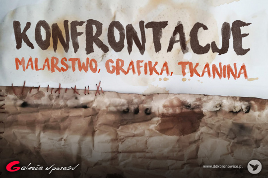 Czarno-biała grafika promująca wystawę w Galerii w Pasażu. Grafikę przedstawia dwie złączone kartki. Szef idzie w środkowej części. Na górnej jasnej kartce, napis: “KONFRONTACJE” i pod nim pomarańczowy napis: “MALARSTWO, GRAFIKA, TKANINA”. Po lewej stronie na dole logotyp Galerii w Pasażu: pochyły napis “Galeria w Pasażu”, litera “G” jest czerwona, reszta liter biała. W prawym dolnym rogu szary znak domu kultury: koliber z napisem www.ddkbronowice.pl.