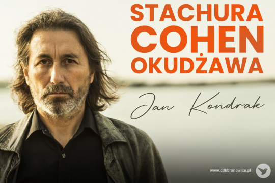 Grafika promująca koncert Jana Kondraka w Pracowniach Kultury Maki. Po lewej stronie grafiki postać Jana Kondraka w czarnej koszuli na jasnym tle. W prawym górnym rogu pomarańczowe napisy, od góry: “STACHURA/COHEN/OKUDŻAWA”. Pod napisami, czarny autograf Jana Kondraka. W prawym dolnym rogu szary napis: www.ddkbronowice.pl, obok napisu mały koliber na szarym tle.
