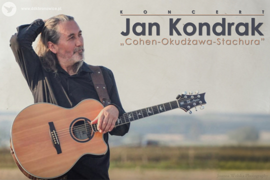 Grafika promująca koncert Jana Kondraka w Pracowniach Kultury Maki. Grafika przedstawia artystę Jana Kondraka. Stoi po lewej stronie. Jedną ręką chwyta się za włosy, drugą rękę ma opartą o gitarę. Tło tworzy pejzaż nieba, pól i drzew. Po prawej stronie granatowy napis: “KONCERT”, pod nim złota cienka pozioma linia, i pod nią napis: “JAN KONDRAK”. pod imieniem wokalisty złoty napis: “COHEN - OKUDŻAWA - STACHURA”. W lewym górnym rogu mały koliber na białym tle, obok napis: www.ddkbronowice.pl.