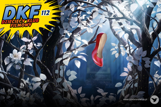 Grafika promująca wydarzenie cykliczne Dziecięcy Klub Filmowy w Pracowniach Kultury Maki. Grafikę przedstawia las nocą. Na pierwszym planie dwa drzewa, oświetlone światłem księżyca. Na jednym z nich zawieszony czerwony pantofelek. W lewym górnym rogu grafiki, na żółtym tle, błękitny napis: “DKF”. Obok niego niebieski napis: 107. Pod błękitnymi napisami znajduje się mniejszy, pomarańczowy napis: “DZIECIĘCY KLUB FILMOWY”. W prawym dolnym rogu szary napis: www.ddkbronowice.pl, obok napisu mały koliber na szarym tle.