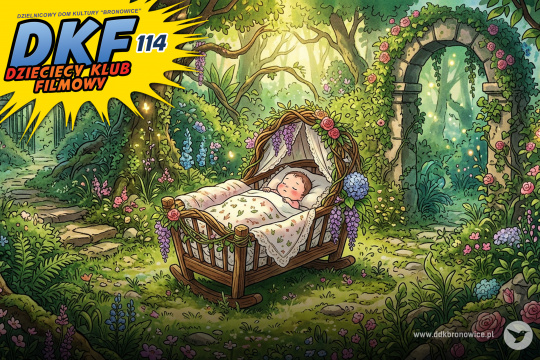 Grafika promująca wydarzenie cykliczne Dziecięcy Klub Filmowy w Pracowniach Kultury Maki. Grafikę stanowi zielony las. Widać kamienny łuk porośnięty mchem. Rosną kolorowe kwiaty. Przez gałęzie drzew przebijają się żółte promienie słońca. W środkowej części grafiki stoi kołyska. W niej leży niemowlę. Dziecko nakryte jest białą kołdrą w kolorowe kwiatki. W lewym górnym rogu grafiki, na żółtym tle, błękitny napis: „DKF”. Obok niego niebieski napis: „114”. Pod błękitnymi napisami znajduje się mniejszy, pomarańczowy napis: „DZIECIĘCY KLUB FILMOWY”. W prawym dolnym rogu szary napis: www.ddkbronowice.pl, obok napisu mały koliber na szarym tle.