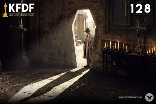 Grafika promująca wydarzenie cykliczne w Pracowniach Kultury Maki. Grafikę stanowi zdjęcie kamiennego grobowca od środka. Wejście jest w kształcie trumny. W progu stoi mężczyzna w płaszczu i kapeluszu. W prawej części grobowca palą się świece wokół krzyża. W lewym górnym rogu grafiki, mała grafika Oscara. Obok, po prawej stronie, biały napis: „KFDF”. Pod nim cienka żółta linia, a pod nią napis: „KLUB FANÓW DOBRYCH FILMÓW”.  W prawym górnym rogu grafiki, cienka, żółta linia pionowa i obok biały napis „128”. W prawym dolnym rogu szary napis www.ddkbronowice.pl, obok napisu mały koliber na szarym tle.