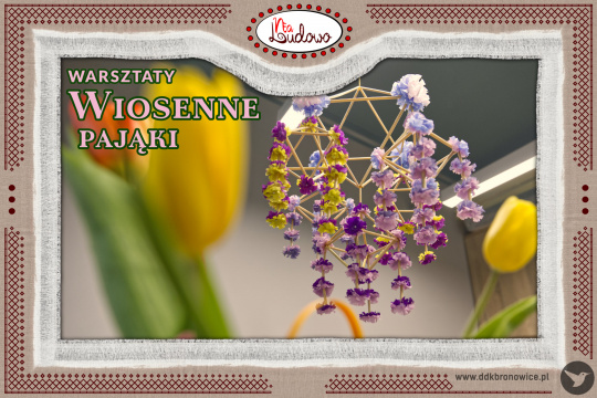 Grafika promująca wydarzenie cykliczne Na Ludowo. Grafikę stanowi beżowy materiał ze słowiańskim wzorem. W środkowej części grafiki zdjęcie „wiosennego pająka” złożonego z fioletowych i żółtych kwiatów i jasnych patyczków. Zwisa z sufitu. Na samej górze grafiki, brązowo-czerwony napis: „NA LUDOWO”, na białym tle. Wokół napisów czerwone koraliki. Po lewej stronie grafiki, różowy napis: „WARSZTATY/WIOSENNE/PAJĄKI”. W prawym dolnym rogu napis: www.ddkbronowice.pl, obok napisu mały koliber na szarym tle.
