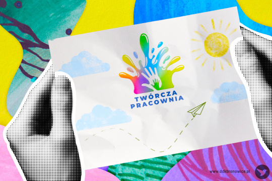 Grafika promująca spotkanie z cyklu Twórcza Pracownia. Grafikę stanowi kolorowe tło. Widać żółty, niebieski, zielony i fioletowy kolor. Na kolorowym tle widać delikatne wzory. Na kolorowym tle dwie dłonie złożone z czarno-białych kropek, które trzymają białą kartkę. Na kartce trzy niebieskie chmury i żółte słońce. W środkowej części kartki logotyp Twórczej Pracowni - rozlany kleks farb żółtej, niebieskiej i zielonej, tworzy kształt korony. W jej środkowej części biała dłoń, a w niej jeszcze mniejsza, zielona. Pod tym niebieski napis: „TWÓRCZA PRACOWNIA”.  W prawym dolnym rogu szary napis www.ddkbronowice.pl, obok napisu mały koliber na szarym tle.