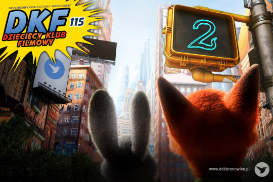 Grafika promująca wydarzenie cykliczne Dziecięcy Klub Filmowy w Pracowniach Kultury Maki. Grafikę stanowi zdjęcie głowy lisa i królika od tyłu. Nie widać twarzy. Zwierzęta patrzą na światło drogowe. Sygnalizacja pokazuje kontury niebieskiego węża. W tle widać wysokie wieżowce i budynki. W lewej części grafiki, jako wisząca reklama na budynku, na białym tle niebieski koliber. W lewym górnym rogu grafiki, na żółtym tle, błękitny napis: „DKF”. Obok niego niebieski napis: „115”. Pod błękitnymi napisami znajduje się mniejszy, pomarańczowy napis: „DZIECIĘCY KLUB FILMOWY”. W prawym dolnym rogu szary napis: www.ddkbronowice.pl, obok napisu mały koliber na szarym tle.