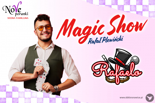 Grafika promująca spektakl w ramach cyklu Nove Poranki. Na tle fioletowo-białej szachownicy, od lewego górnego rogu do prawego dolnego, rozciąga się biało-różowe pole. W lewym górnym rogu na białym tle, czarny napis: „NOVE PORANKI”. Litera „V” jest koloru fioletowego. Pod napisem, czerwony tekst: „SCENA FAMILIJNA”. W prawej części grafiki, czerwony napis: „MAGIC SHOW”, pod nim niebieski napis: „RAFAŁ PLEWIŃSKI”. Po lewej stronie grafiki, zdjęcie iluzjonisty. Trzyma w rękach rozłożone karty w wachlarz. Ma żółte okulary i szeroko uśmiecha się. W prawym dolnym rogu szary napis www.ddkbronowice.pl, obok napisu mały koliber na szarym tle.