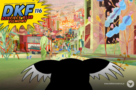 Grafika promująca wydarzenie cykliczne Dziecięcy Klub Filmowy w Pracowniach Kultury Maki. Grafikę stanowi kolorowe miasto, drzewa i ulica. Po prawej stronie autobus. Na dole grafiki czarno-biała głowa psa. W lewym górnym rogu grafiki, na żółtym tle, błękitny napis: „DKF”. Obok niego niebieski napis: „116”. Pod błękitnymi napisami znajduje się mniejszy, pomarańczowy napis: „DZIECIĘCY KLUB FILMOWY”. W prawym dolnym rogu szary napis: www.ddkbronowice.pl, obok napisu mały koliber na szarym tle.