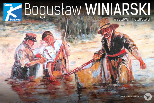 Grafika promująca wystawę pokonkursową w Galerii Krańcowej. Grafikę stanowi zdjęcie obrazu Bogusława Winiarskiego. Obraz przedstawia trzech rybaków. Stoją po kolana w wodzie. Mężczyzna po prawej stronie ma siwą brodę i kapelusz na głowie. W prawej ręce trzyma sieć. Na samej górze grafiki, biały napis: „BOGUSŁAW WINIARSKI”. Pod nim mały, biały napis: „WYSTAWA MALARSTWA”. W lewym górnym rogu grafiki: logotyp Galerii Krańcowej: na polu niebieskiego kwadratu biała litera: „K”. Na górze napis: „GALERIA”, na dole napis: „KRAŃCOWA”. W prawym dolnym rogu szary znak domu kultury: koliber z napisem www.ddkbronowice.pl.