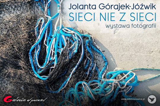 Grafika promująca wystawę malarstwa w Galerii W Pasażu. Grafikę stanowi fragment zdjęcia artystki. Przedstawia piasek, a na nim rozłożona czarno-niebieską sieć rybacką. Po prawej stronie, na górze, granatowy napis: „JOLANTA GÓRAJEK-JÓŹWIK/SIECI NIE Z SIECI”. Niżej niebieski, mniejszy napis: „WYSTAWA FOTOGRAFII”. Po lewej stronie na dole, logotyp Galerii w Pasażu: pochyły napis „Galeria w Pasażu”, litera „G” jest czerwona, reszta liter biała.  W prawym dolnym rogu szary znak domu kultury: koliber z napisem www.ddkbronowice.pl.