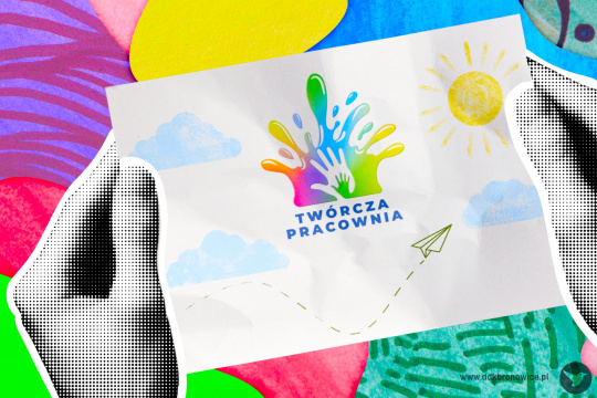 Grafika promująca spotkanie z cyklu Twórcza Pracownia. Grafikę stanowi kolorowe tło z figurami geometrycznymi. Na środku grafiki czarno-białe dłonie trzymają białą kartkę. Na kartce logotyp Twórczej Pracowni: rozlany kleks farb żółtej, niebieskiej i zielonej, tworzy kształt korony. W jej środkowej części biała dłoń, a w niej jeszcze mniejsza, zielona. Pod tym niebieski napis: „TWÓRCZA PRACOWNIA”. Na kartce widać niebieskie chmury i żółte słońce. W prawym dolnym rogu grafiki szary napis www.ddkbronowice.pl, obok napisu mały koliber na szarym tle.