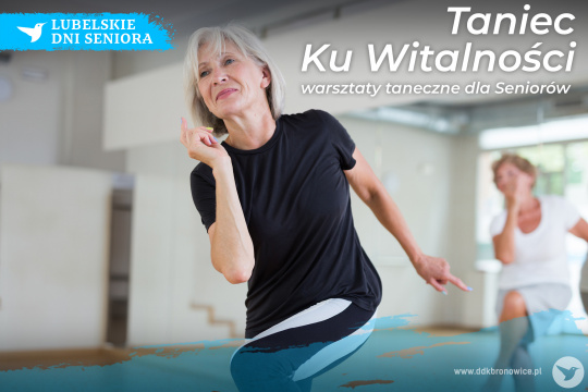 Grafika promująca warsztaty taneczne. Grafikę stanowi zdjęcie kobiety w stroju sportowym. Uśmiecha się, ćwiczy na sali. W prawym górnym rogu biały napis: „TANIEC KU WITALNOŚCI/warsztaty taneczne dla seniorów”. W lewym górnym rogu logotyp Lubelskich Dni Seniora: na niebieskim tle, niczym maźnięcie pędzlem, biały koliber obok napis: „LUBELSKIE DNI SENIORA”. W prawym dolnym rogu napis: www.ddkbronowice.pl, obok napisu mały koliber na wyblakłym niebieskim tle.