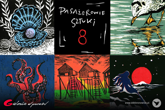 Grafika promująca wystawę w Pracowniach Kultury Tatary. Grafikę stanowi kolaż 5 zdjęć. Na samej górze są dwa: niebieska muszla i ptak brodzący w wodzie. Na dole znajdują się trzy zdjęcia: czerwona ośmiornica, czarne domki na czerwono-zielonym tle i niebieska syrena oglądająca czerwone słońce. Na samej górze na czarnym tle biały napis: „PASAŻEROWIE SZTUKI”, niżej czerwona cyfra „8”. W lewym dolnym rogu logotyp Galerii w pasażu: „pochyły napis „Galeria w Pasażu”, litera „G” jest czerwona, reszta liter biała.  W prawym dolnym rogu szary znak domu kultury: koliber z napisem www.ddkbronowice.pl.
