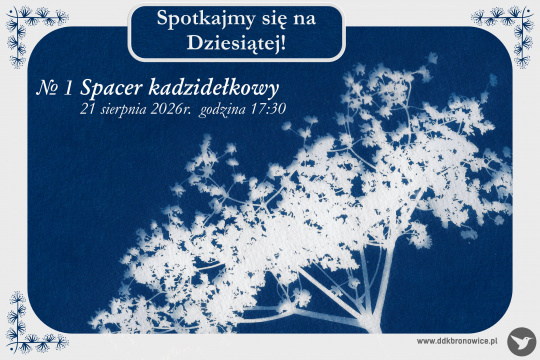 Grafika promująca warsztaty. Grafikę stanowi granatowe tło z białą ramką. Po lewej stronie, na granatowym tle napis: „No 1 Spacer kadzidełkowy/21 sierpnia 2026r. Godzina 17:30”. Na górze grafiki napis: „Spotkajmy się na Dziesiątej!”. Na granatowym tle widać białe kontury rośliny. W prawym dolnym rogu napis: www.ddkbronowice.pl, obok napisu mały koliber na szarym tle.