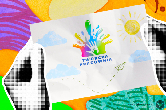 Grafika promująca spotkanie z cyklu Twórcza Pracownia. Grafikę stanowi kolorowe tło z figurami geometrycznymi. Na środku grafiki czarno-białe dłonie trzymają białą kartkę. Na kartce logotyp Twórczej Pracowni: rozlany kleks farb żółtej, niebieskiej i zielonej, tworzy kształt korony. W jej środkowej części biała dłoń, a w niej jeszcze mniejsza, zielona. Pod tym niebieski napis: „TWÓRCZA PRACOWNIA”. Na kartce widać niebieskie chmury i żółte słońce. W prawym dolnym rogu grafiki szary napis www.ddkbronowice.pl, obok napisu mały koliber na szarym tle.