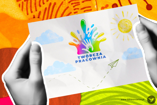 Grafika promująca spotkanie z cyklu Twórcza Pracownia. Grafikę stanowi kolorowe tło z figurami geometrycznymi. Widać tu kolory: pomarańczowy, żółty, czerwony i zielony. Na środku grafiki czarno-białe dłonie trzymają białą kartkę. Na kartce logotyp Twórczej Pracowni: rozlany kleks farb żółtej, niebieskiej i zielonej, tworzy kształt korony. W jej środkowej części biała dłoń, a w niej jeszcze mniejsza, zielona. Pod tym niebieski napis: „TWÓRCZA PRACOWNIA”. Na kartce widać niebieskie chmury i żółte słońce. W prawym dolnym rogu grafiki szary napis: www.ddkbronowice.pl, obok napisu mały koliber na szarym tle.