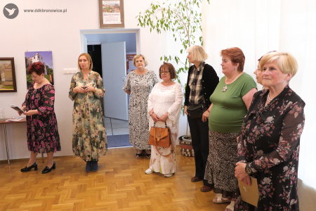 Kolorowe zdjęcie. Pani kierownik Pracowni Kultury Tatary wraz z uczestniczkami grupy twórczej podczas wystawy.