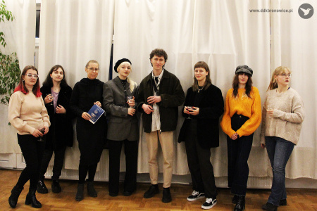 Kolorowe zdjęcie. Grupa ośmiu młodych osób pozuje w przestrzeni Galerii w Pasażu do zdjęcia. Są to studentki Wydziału Artystycznego z Opiekunką dr Agnieszką Zawadzką.