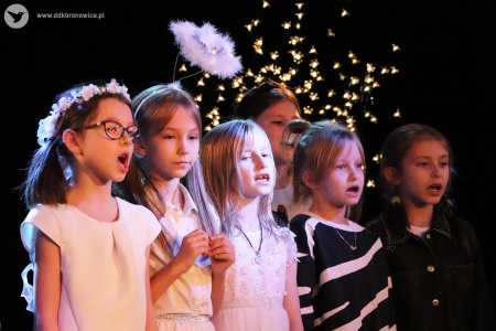 Zdjęcie. Grupa śpiewających dziewczynek.