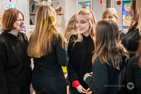 Kolorowe zdjęcie. Grupa uśmiechniętych młodych kobiet ubranych na czarno.