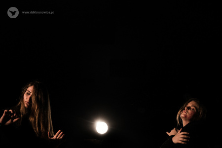 Kolorowe zdjęcie. Na scenie dwie młode kobiety skupione w tańcu.
