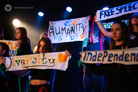 Kolorowe zdjęcie. Grupa młodych kobiet trzyma transparenty z napisami: HUMANITY, Diversity, Independes.