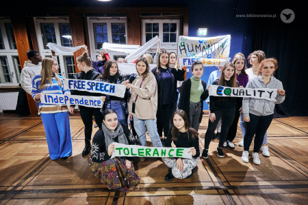Kolorowe zdjęcie. Grupa młodych osób z transparentami z napisami: tolerance, free speech, indepandance.