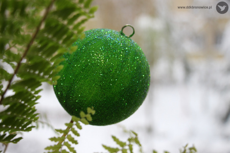 Zdjęcie. Styropianowa, zielona bombka z brokatem.