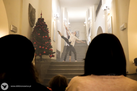 Kolorowe zdjęcie. Para tancerzy tańczy choreografię baletową na wewnętrznych schodach Ratusza Lubelskiego. Kadr zza widowni.