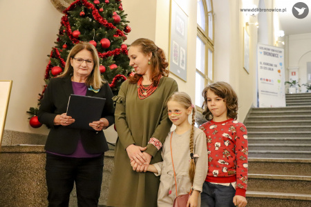 Na schodach Galerii Ratusz Pani Dyrektor domu kultury, Olena Kovalenko i jej dzieci: Sonia i Mikołaj. Wszyscy się usmiechają.