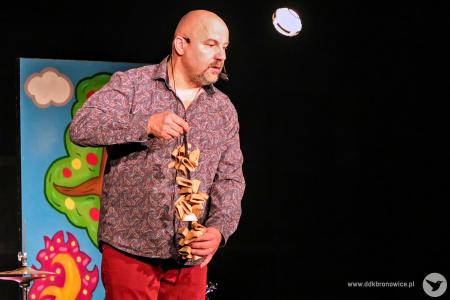 Melodia i Rytm - Kolorowe zdjęcie. Marek Fedor pokazuje instrument muzyczny.
