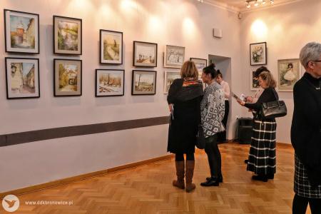 Kolorowe zdjęcie. Trzy kobiety oglądają obrazy zawieszone na ścianie Galerii Krańcowej.