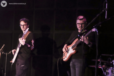 Kolorowe zdjęcie. Dwóch mężczyzn gra na gitarach.