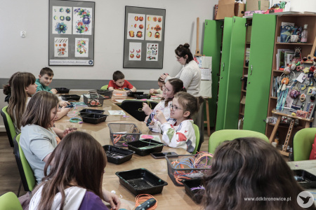 Sala warsztatowa. Dzieci kleją i kolorują swoje obrazki. Na sali obecna Natalia Jaworska.