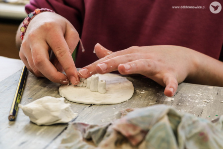 Dziewczynka z dbałością o detal kształtuje swoją rafę.