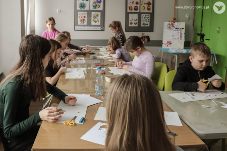 Grupa tworzy swoje morskie ozdoby na sali warsztatowej.