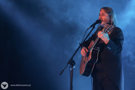 Na scenie niebieskie światło. Jan Kondrak śpiewa emocjonalna piosenkę.