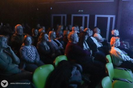 Publiczność słucha i ogląda koncert Jana Kondraka. Widać na widowni kilka pustych miejsc.