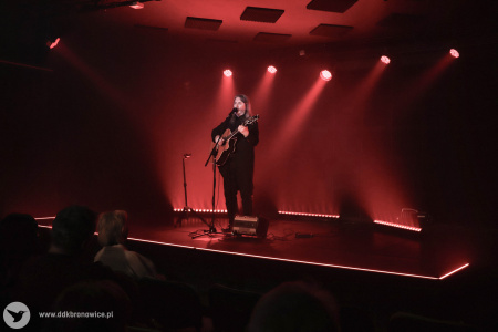 Cała scena podświetlona na czerwono. Na scenie gra Jan Kondrak.