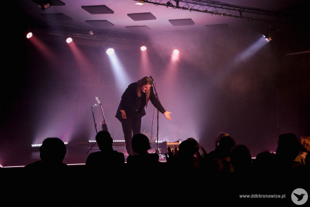 Koniec koncertu. Jan Kondrak kłania się do widowni. Publiczność bije brawa.