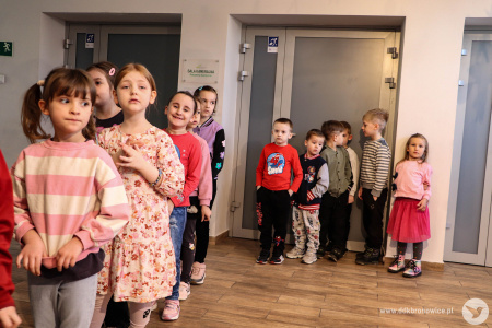 Dzieci stoją w kolejce w Galerii Małej.