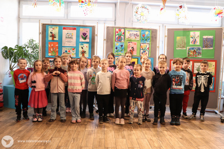 Dzieci pozują do zdjęcia. Stoją i uśmiechają się.