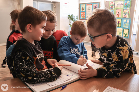 Chłopcy wpisują się do księgi gości.