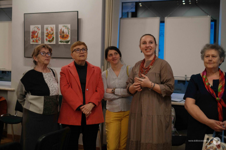 Pięć rozmawiających kobiet. Wśród nich instruktorka Olena Kovalenko.