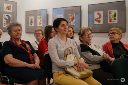 Kobiety, autorki siedzą na krzesłach, na środku Galerii Krańcowej.