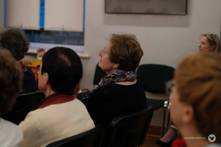 Kobiety na publiczności słuchają wystąpienia.