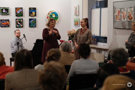 Pani dyrektor dzielnicowego domu kultury Bronowice przemawia obok Oleny Kovalenko. Obie panie uśmiechają się.