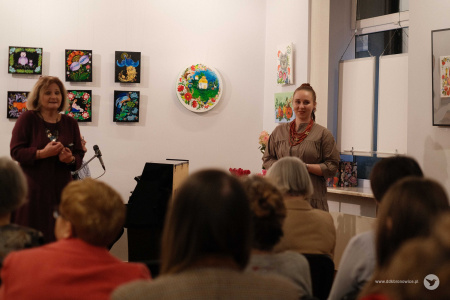 Pani dyrektor i Olena Kovalenko przemawiają do publiczności.
