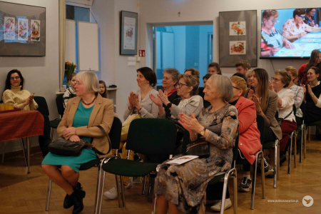 Zebrana publiczność bije brawo.